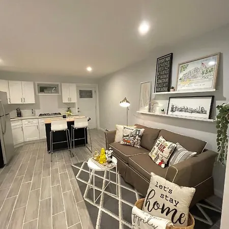 Modern Apartment With Parking & Quick Ride To Manhattan